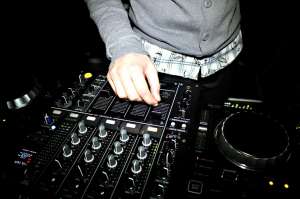      , () (Dj)      067-749-46-79,  