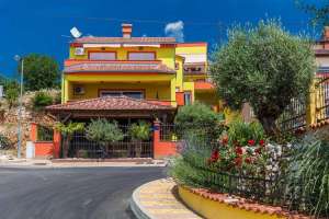   . . Apartments and restaurant Maslina - 