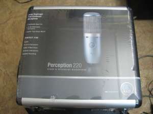    AKG Perception 220