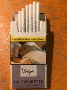    Vogue (LA SIGATETTE). - 