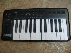  - Alesis QX25