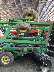   John Deere 637