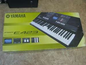   YAMAHA PSR-E423 - 