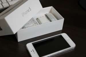  2 GET 1 FREE BRAND NEW ORIGINAL  (UNLOCKED) APPLE IPhone 5 64GB WHITE    