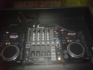  DJ    - 