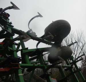  John Deere 1050(8,4),985(17), 726 Soil Finisher(9,1),980(9,7), DMI Tigermate 32Field(9,7), Krause 4100(9,1)