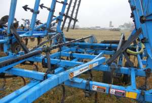  John Deere 1050(8,4),985(17), 726 Soil Finisher(9,1),980(9,7), DMI Tigermate 32Field(9,7), Krause 4100(9,1)