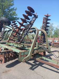  John Deere 230 2000 .. 9 500 $. - 