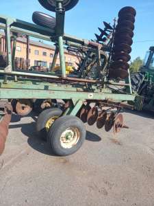  John Deere 230 2000 .. 9 500 $.