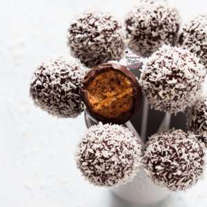Cake pops – модное и удобное лакомство на палочке, которое привлекает оригинальным оформлением и удобством поедания. Без кейкпопсо - объявление