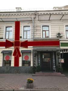Большой бант для украшения фасада, украсить фасад большим бантом, бант на магазин. Новогоднее оформление то - объявление