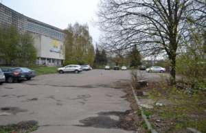 В аренду сдается фасадная, асфальтированная площадка - 1200 кв.м. Около 60 машиномест.