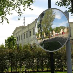 Вуличне сферичне дзеркало у Ужгороді