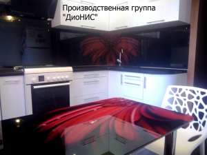 Кухни, скинали, стеклянные обеденные столы, часы с фотопечатью.
