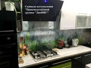 Кухни, скинали, стеклянные обеденные столы, часы с фотопечатью.