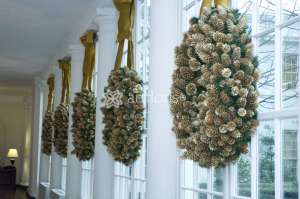 Литые хвойные гирлянды и венки с декором - оголошення