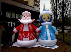 Надувные рекламные фигуры Деда Мороза и Снегурочки - объявление