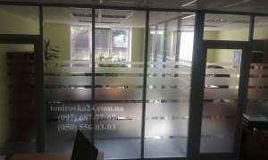 Поклейка декоративной пленки, тонировка офисных перегородок - объявление