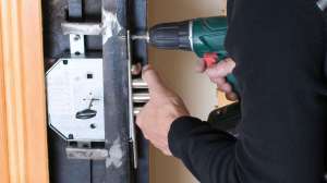 Поміняти Вхідні Двері без Дверного Короба