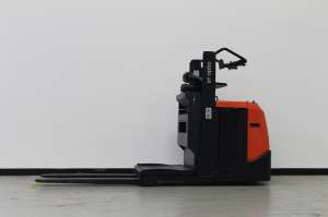 Продаем комплектовщик заказов Horizontal оrder picker BT OSE100W недорого - оголошення