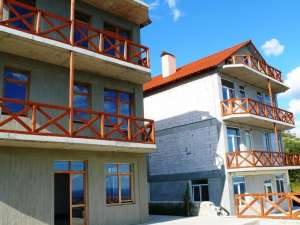 Продам 2 новых дома по 300 м2 с бассейном в Алупке