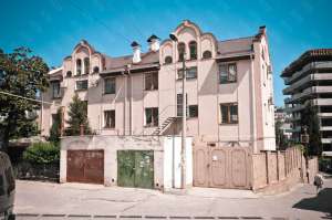 Продам 2-х подъездный новый дом в центре Ялты 1000 м2 - оголошення
