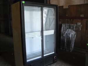 Продам холодильный шкаф б.у. со стеклянной дверью для кафе, ресторанов.