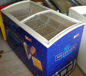 Продам шкафы холодильные, витрины, лари морозильные.