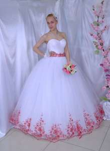 Свадебное платье с вышивкой.