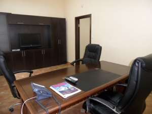 Сдам офис, ст.м. Театральная, евроремонт, 90м.кв., 2500 у.е.СРОЧНО! - объявление