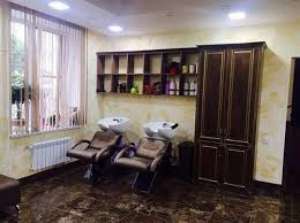 Сдаются в аренду рабочие места в салоне красоты.